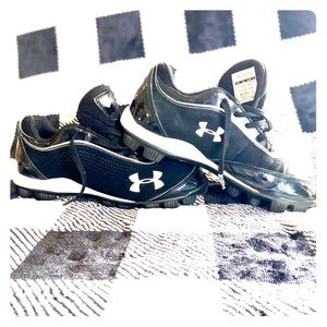 Youth Under Armour baseball/softball cleats